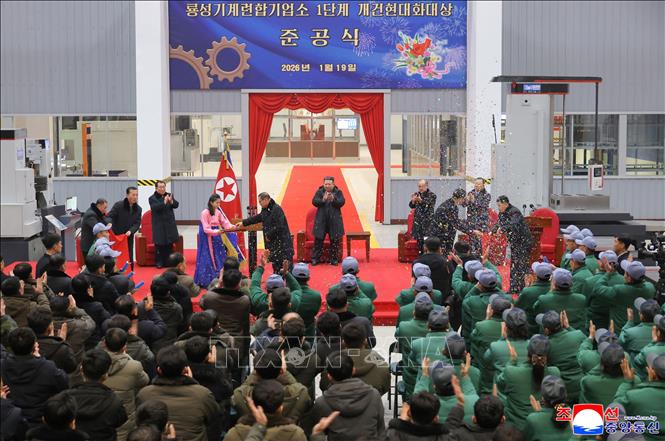 Nhà lãnh đạo Triều Tiên Kim Jong Un (giữa, phía sau) dự lễ khánh thành giai đoạn 1 của dự án hiện đại hóa Tổ hợp cơ khí Ryongsong ở Hamheung, tỉnh Nam Hamgyong, ngày 19/1/2026. Ảnh: Yonhap/TTXVN