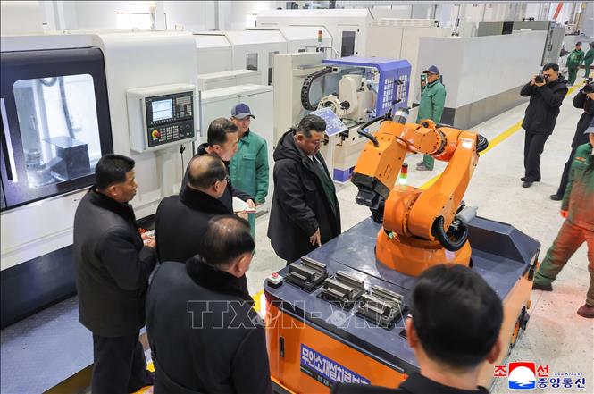 Nhà lãnh đạo Triều Tiên Kim Jong Un (giữa) dự lễ khánh thành giai đoạn 1 của dự án hiện đại hóa Tổ hợp cơ khí Ryongsong ở Hamheung, tỉnh Nam Hamgyong, ngày 19/1/2026. Ảnh: Yonhap/TTXVN