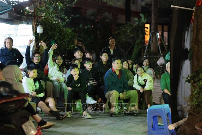 Người dân tập trung xem bóng đá trên phố Lê Thanh Nghị. Ảnh: Hoàng Hiếu - TTXVN