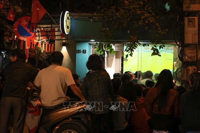 Nhiều quán cà phê mở cửa muộn đón khách cổ vũ bóng đá. Ảnh: Hoàng Hiếu - TTXVN