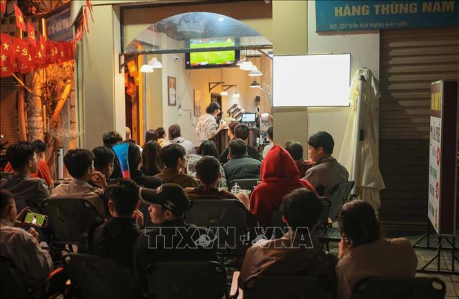 Người dân tập trung cổ vũ đội tuyển bóng đá Việt Nam. Ảnh: Hoàng Hiếu - TTXVN