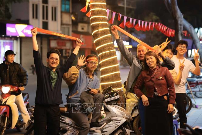 Người dân cổ vũ đội tuyển Việt Nam. Ảnh: Hoàng Hiếu - TTXVN