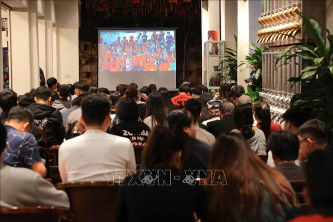 Nhiều quán cà phê mở muộn đón khách cổ vũ bóng đá. Ảnh: Hoàng Hiếu - TTXVN