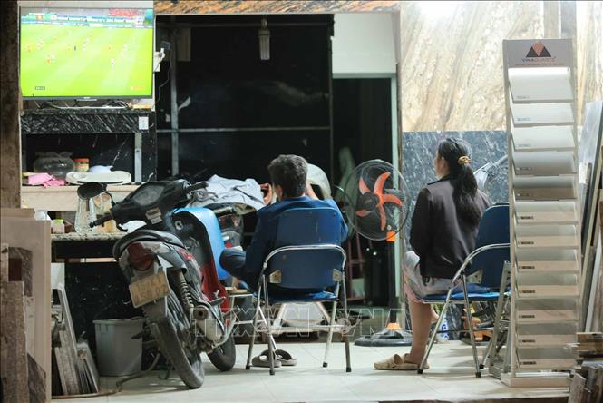 Một gia đình xem bóng đá cổ vũ đội tuyển U23 Việt Nam. Ảnh: Hoàng Hiếu - TTXVN