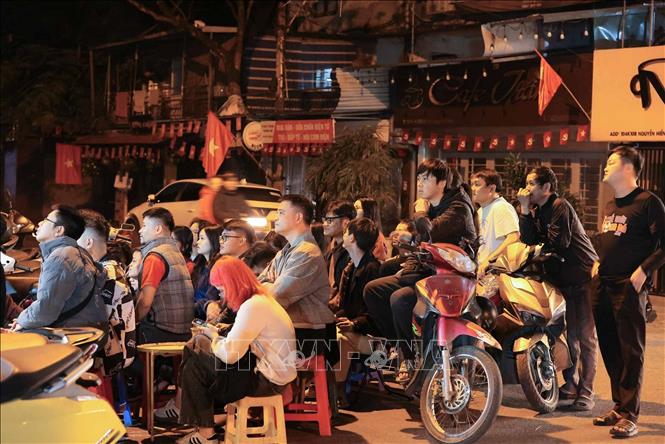 Nhiều người Hà Nội tập trung theo dõi, cổ vũ đội tuyển U23 Việt Nam. Ảnh: Hoàng Hiếu - TTXVN