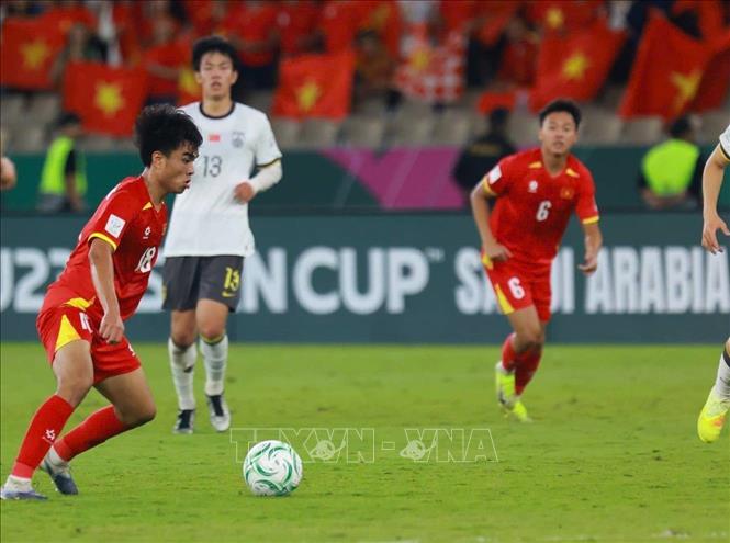 Công Phương (số 18) tự tin cầm bóng trong một pha tấn công của U23 Việt Nam. Ảnh: Nguồn AFC/TTXVN