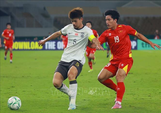 Ngọc Mỹ (số 19) cản phá pha bóng của cầu thủ U23 Trung Quốc. Ảnh: Nguồn AFC/TTXVN