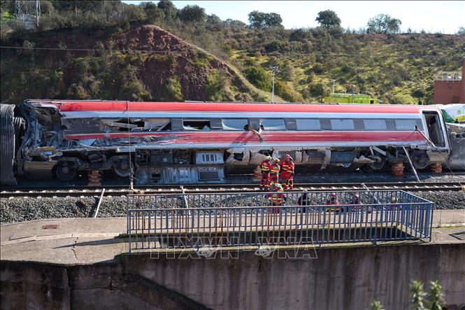 Lực lượng cứu hộ khắc phục hậu quả vụ tai nạn tàu cao tốc ở Cordoba, Tây Ban Nha ngày 20/1/2026. Ảnh: THX/TTXVN