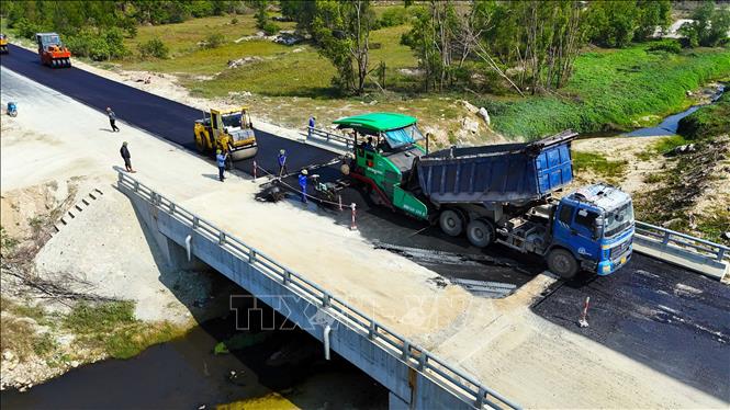 Dự án đường trục ngang ven biển Thạch Hà có tổng mức đầu tư 164 tỷ đồng. Ảnh: Hữu Quyết - TTXVN