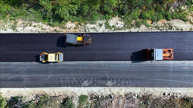 Hiện nay khối lượng thi công Dự án đường trục ngang ven biển Thạch Hà đạt trên 70%. Ảnh: Hữu Quyết - TTXVN