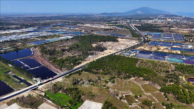 Dự án đường trục ngang ven biển Thạch Hà khi đưa vào sử dụng sẽ góp phần hoàn thiện mạng lưới giao thông vùng ven biển. Ảnh: Hữu Quyết – TTXVN