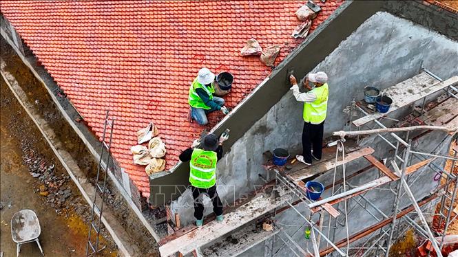 Nhiều mũi thi công được bố trí để đẩy nhanh tiến độ Dự án tu bổ, tôn tạo khu mộ và khu lưu niệm cố Tổng Bí thư Hà Huy Tập. Ảnh: Hữu Quyết - TTXVN