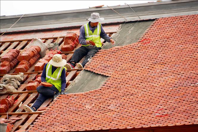 Công nhân thi công tại Dự án tu bổ, tôn tạo khu mộ và khu lưu niệm cố Tổng Bí thư Hà Huy Tập. Ảnh: Hữu Quyết - TTXVN