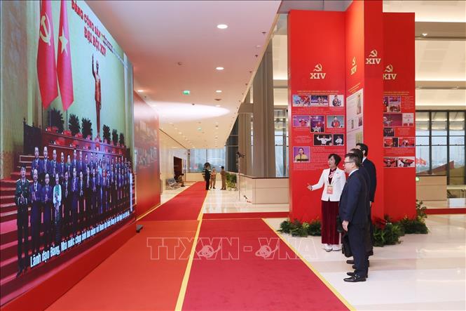 Các đại biểu xem trưng bày ảnh 