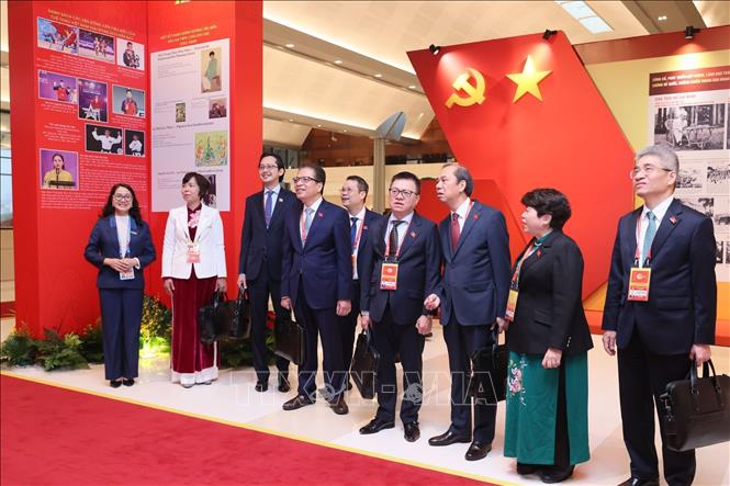 Các đại biểu xem trưng bày ảnh 