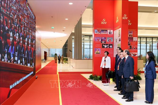 Các đại biểu xem trưng bày ảnh 