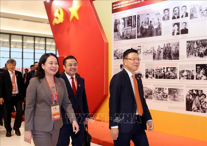 Các đại biểu đến dự phiên thảo luận tại hội trường về các văn kiện Đại hội, sáng 21/1. Ảnh: TTXVN