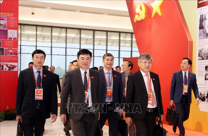 Các đại biểu đến dự phiên thảo luận tại hội trường về các văn kiện Đại hội, sáng 21/1. Ảnh: TTXVN