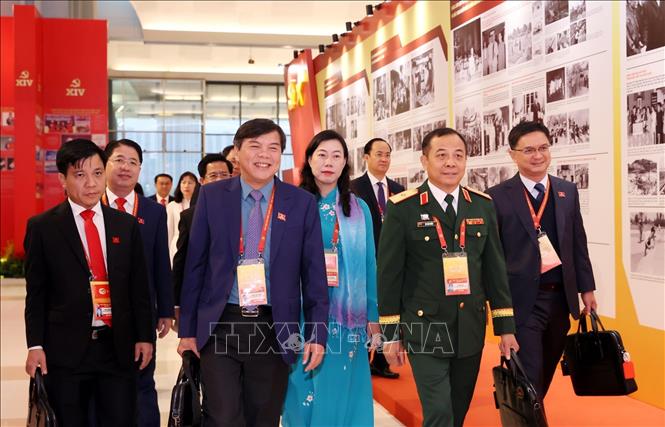 Các đại biểu đến dự phiên thảo luận tại hội trường về các văn kiện Đại hội, sáng 21/1. Ảnh: TTXVN