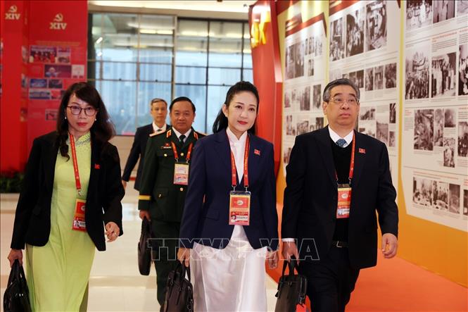 Các đại biểu đến dự phiên thảo luận tại hội trường về các văn kiện Đại hội, sáng 21/1. Ảnh: TTXVN