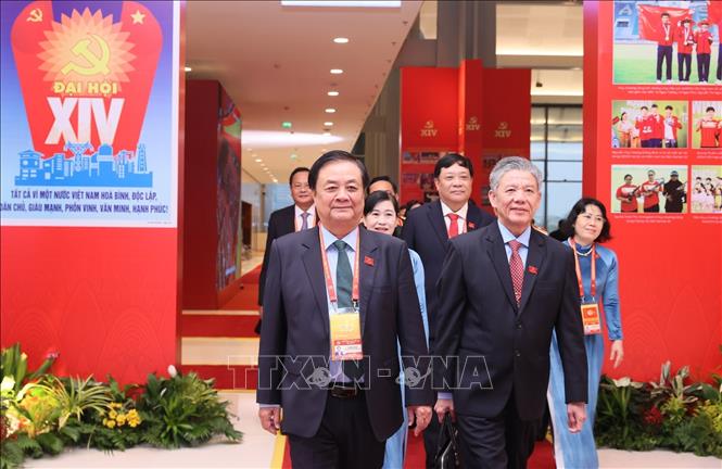 Các đại biểu đến dự phiên thảo luận tại hội trường về các văn kiện Đại hội, sáng 21/1. Ảnh: TTXVN