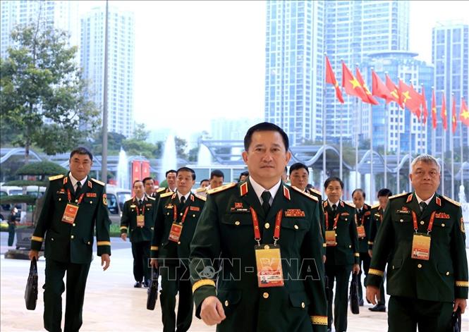 Các đại biểu Đoàn Đảng bộ Quân đội đến dự phiên thảo luận tại hội trường về các văn kiện Đại hội, sáng 21/1. Ảnh: TTXVN