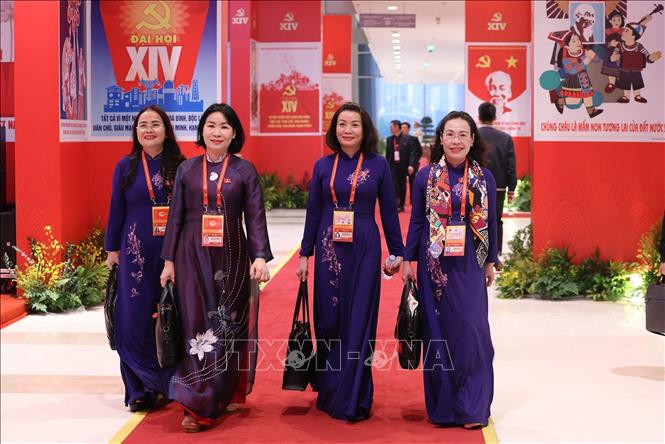 Các đại biểu đến dự phiên thảo luận tại hội trường về các văn kiện Đại hội, sáng 21/1. Ảnh: TTXVN