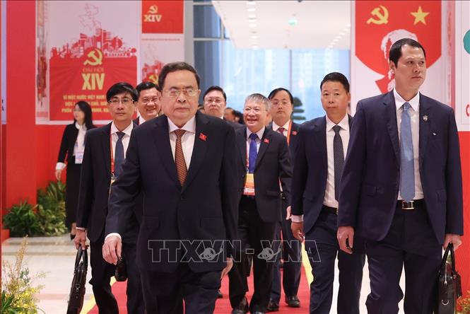 Chủ tịch Quốc hội Trần Thanh Mẫn và các đại biểu đến dự phiên thảo luận tại hội trường về các văn kiện Đại hội. Ảnh: TTXVN
