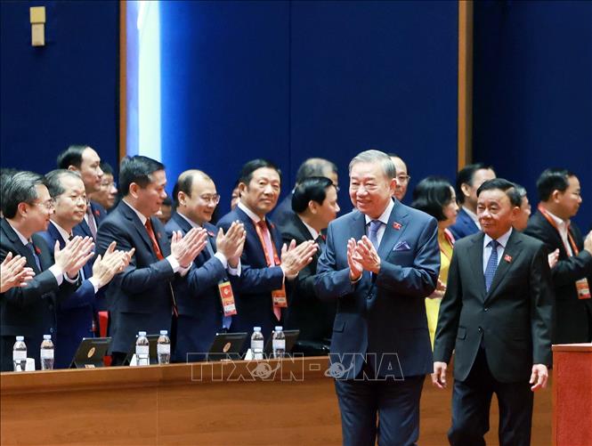 Tổng Bí thư Tô Lâm và Ủy viên Bộ Chính trị, Thường trực Ban Bí thư Trần Cẩm Tú đến dự phiên thảo luận tại hội trường về các văn kiện Đại hội, sáng 21/1. Ảnh: TTXVN