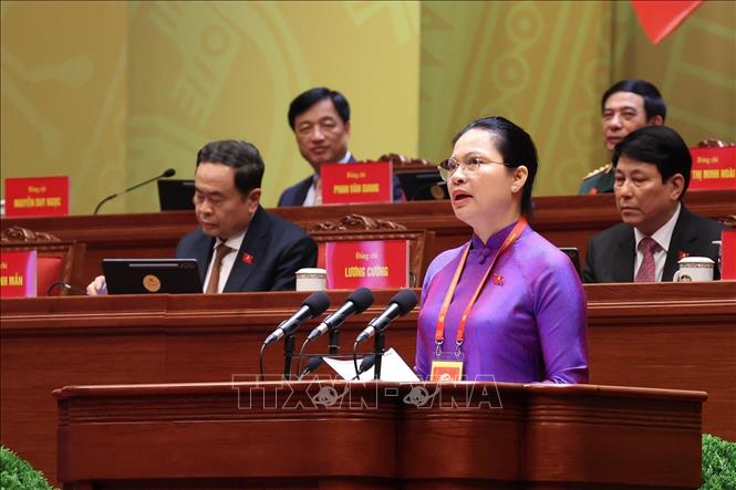 Đồng chí Hà Thị Nga, Ủy viên Trung ương Đảng, Phó Bí thư Thường trực Đảng ủy Mặt trận Tổ quốc, các đoàn thể Trung ương, Phó Chủ tịch, Tổng Thư ký Ủy ban Trung ương Mặt trận Tổ quốc Việt Nam, tham luận về vấn đề “Phát huy sức mạnh đoàn kết toàn dân tộc – nền tảng và động lực quan trọng thực hiện thắng lợi các mục tiêu phát triển đất nước trong kỷ nguyên mới”. Ảnh: TTXVN
