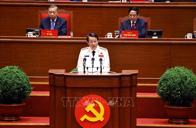 Đồng chí Lương Tam Quang, Ủy viên Bộ Chính trị, Bí thư Đảng ủy Công an Trung ương, Bộ trưởng Bộ Công an, tham luận về vấn đề “Công tác công an thực hiện 3 mục tiêu chiến lược của Đảng: Hòa bình, ổn định – phát triển chất lượng cao – hạnh phúc của Nhân dân”. Ảnh: TTXVN
