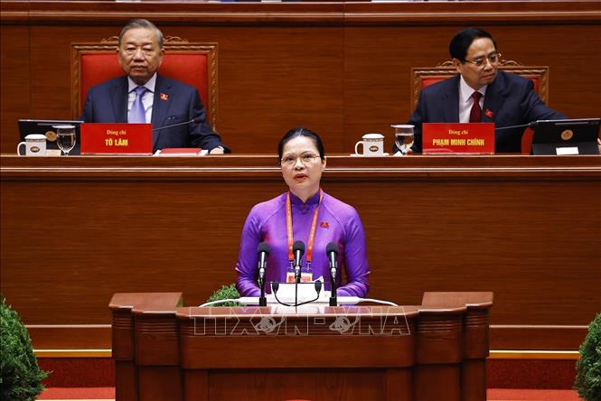 Đồng chí Hà Thị Nga, Ủy viên Trung ương Đảng, Phó Bí thư Thường trực Đảng ủy Mặt trận Tổ quốc, các đoàn thể Trung ương, Phó Chủ tịch, Tổng Thư ký Ủy ban Trung ương Mặt trận Tổ quốc Việt Nam, tham luận về vấn đề “Phát huy sức mạnh đoàn kết toàn dân tộc – nền tảng và động lực quan trọng thực hiện thắng lợi các mục tiêu phát triển đất nước trong kỷ nguyên mới”. Ảnh: TTXVN