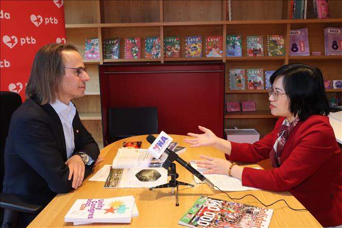 Benjamin Pestieau, Deputy General Secretary of the Workers’ Party of Belgium (PTB) in an interview with Vietnam News Agency correspondents in Brussels. Photo: Duy Tung – VNA