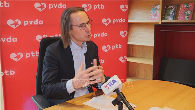 Benjamin Pestieau, Deputy General Secretary of the Workers’ Party of Belgium (PTB) in an interview with Vietnam News Agency correspondents in Brussels. Photo: Duy Tung – VNA
