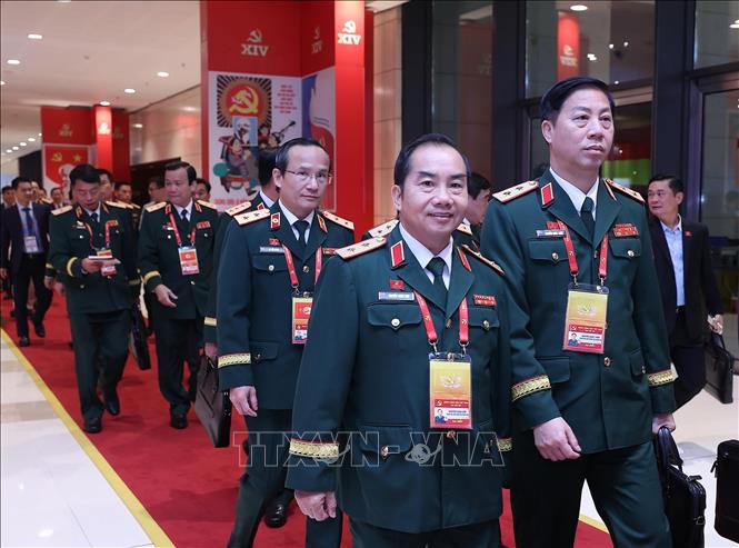 Đại biểu Đảng bộ Quân đội đến dự phiên thảo luận tại hội trường về các văn kiện Đại hội. Ảnh: TTXVN