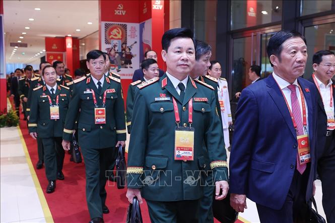 Đại biểu Đảng bộ Quân đội đến dự phiên thảo luận tại hội trường về các văn kiện Đại hội. Ảnh: TTXVN