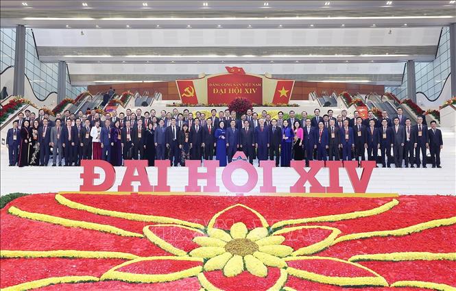 Đoàn đại biểu Đảng bộ Chính phủ đến dự phiên thảo luận tại hội trường về các văn kiện Đại hội. Ảnh: TTXVN