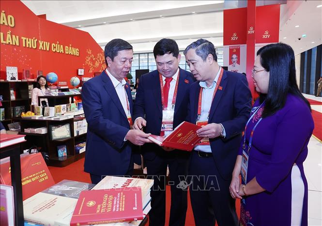 Đại biểu tham quan Trưng bày sách, báo bên lề Đại hội. Ảnh: TTXVN
