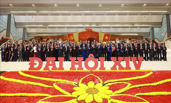 Đoàn đại biểu Đảng bộ Chính phủ đến dự phiên thảo luận tại hội trường về các văn kiện Đại hội. Ảnh: TTXVN