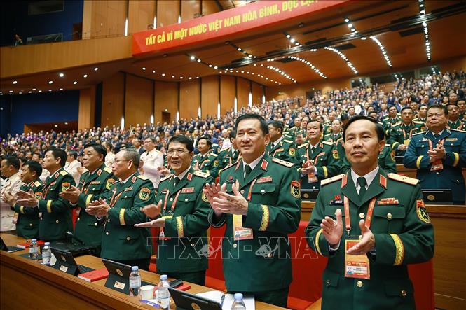 Đoàn đại biểu Đảng bộ Quân đội tham dự phiên thảo luận tại hội trường về các văn kiện Đại hội. Ảnh: TTXVN