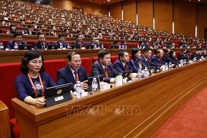 Đoàn đại biểu Đảng bộ tỉnh Lào Cai dự phiên thảo luận tại hội trường về các văn kiện Đại hội. Ảnh: TTXVN