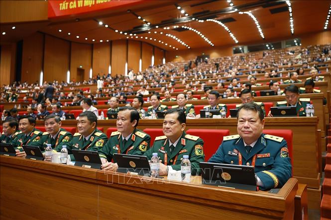 Đại biểu Đảng bộ Quân đội tham dự phiên thảo luận tại hội trường về các văn kiện Đại hội. Ảnh: TTXVN