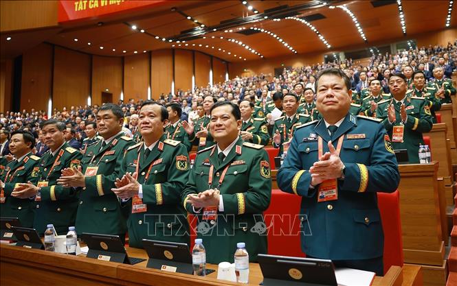 Đại biểu Đảng bộ Quân đội tham dự phiên thảo luận tại hội trường về các văn kiện Đại hội. Ảnh: TTXVN