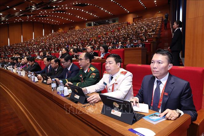 Đại biểu Đảng bộ tỉnh Cao Bằng dự phiên thảo luận tại hội trường về các văn kiện Đại hội. Ảnh: TTXVN