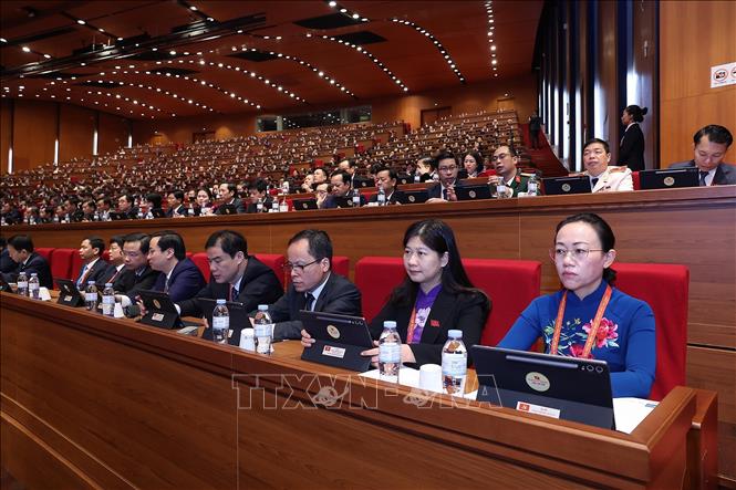 Đại biểu Đảng bộ tỉnh Cao Bằng dự phiên thảo luận tại hội trường về các văn kiện Đại hội. Ảnh: TTXVN