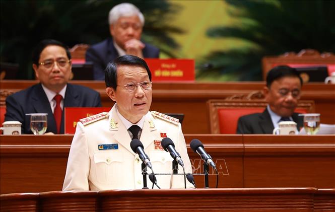 Đồng chí Lương Tam Quang, Ủy viên Bộ Chính trị, Bí thư Đảng ủy Công an Trung ương, Bộ trưởng Bộ Công an, tham luận về vấn đề “Công tác công an thực hiện 3 mục tiêu chiến lược của Đảng: Hòa bình, ổn định – phát triển chất lượng cao – hạnh phúc của Nhân dân”. Ảnh: TTXVN