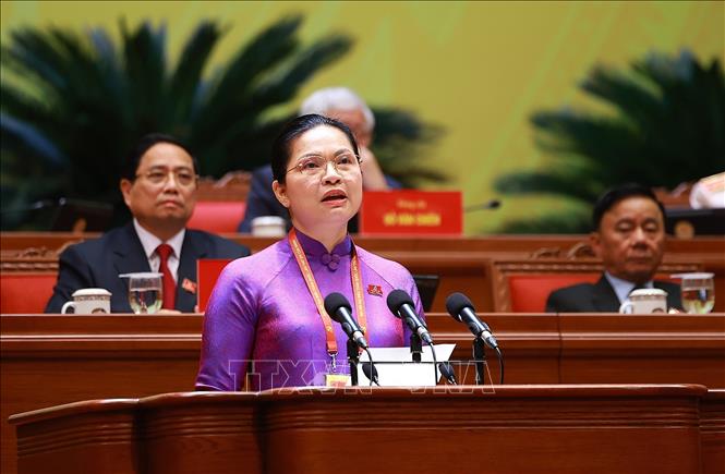 Đồng chí Hà Thị Nga, Ủy viên Trung ương Đảng, Phó Bí thư Thường trực Đảng ủy Mặt trận Tổ quốc, các đoàn thể Trung ương, Phó Chủ tịch, Tổng Thư ký Ủy ban Trung ương Mặt trận Tổ quốc Việt Nam, tham luận về vấn đề “Phát huy sức mạnh đoàn kết toàn dân tộc – nền tảng và động lực quan trọng thực hiện thắng lợi các mục tiêu phát triển đất nước trong kỷ nguyên mới”. Ảnh: TTXVN