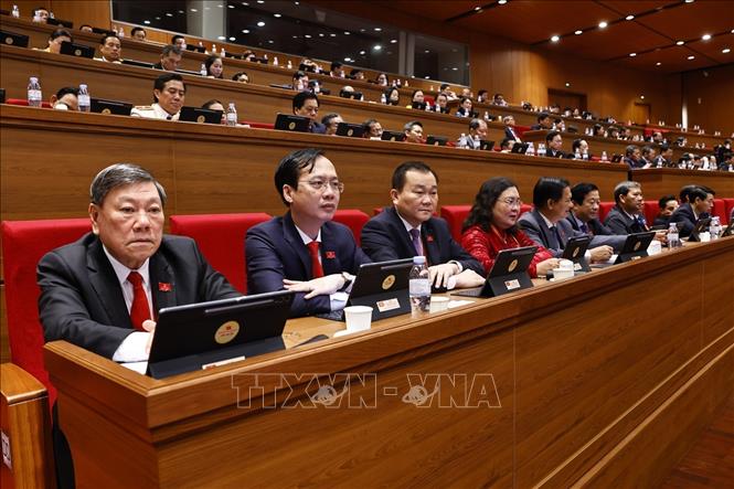 Đoàn đại biểu Đảng bộ tỉnh Vĩnh Long dự phiên thảo luận tại hội trường về các văn kiện Đại hội. Ảnh: TTXVN