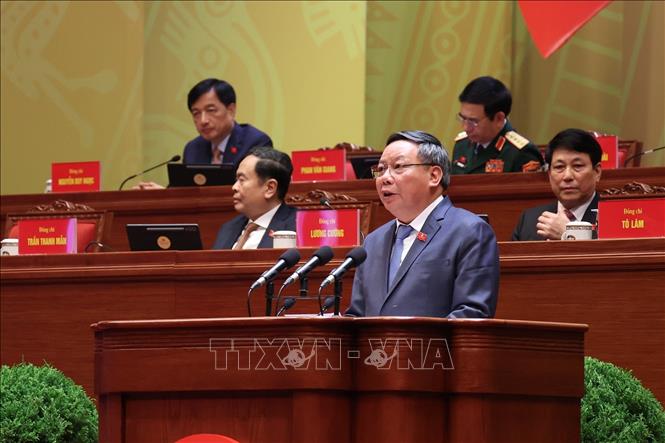 Đồng chí Nguyễn Văn Phong, Phó Bí thư Thường trực Thành ủy Hà Nội, tham luận về vấn đề “Đổi mới phương thức lãnh đạo của Đảng bộ thành phố Hà Nội đáp ứng yêu cầu phát triển trong kỷ nguyên mới, góp phần kiến tạo tương lai phát triển của đất nước”. Ảnh: TTXVN