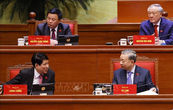 Tổng Bí thư Tô Lâm, Chủ tịch nước Lương Cường và các đồng chí lãnh đạo Đảng, Nhà nước tham gia Đoàn Chủ tịch Đại hội. Ảnh: TTXVN
